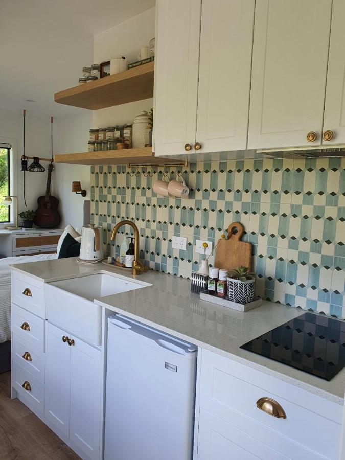 Tiny House With Greenhouse Dining Lower Hutt Exterior foto