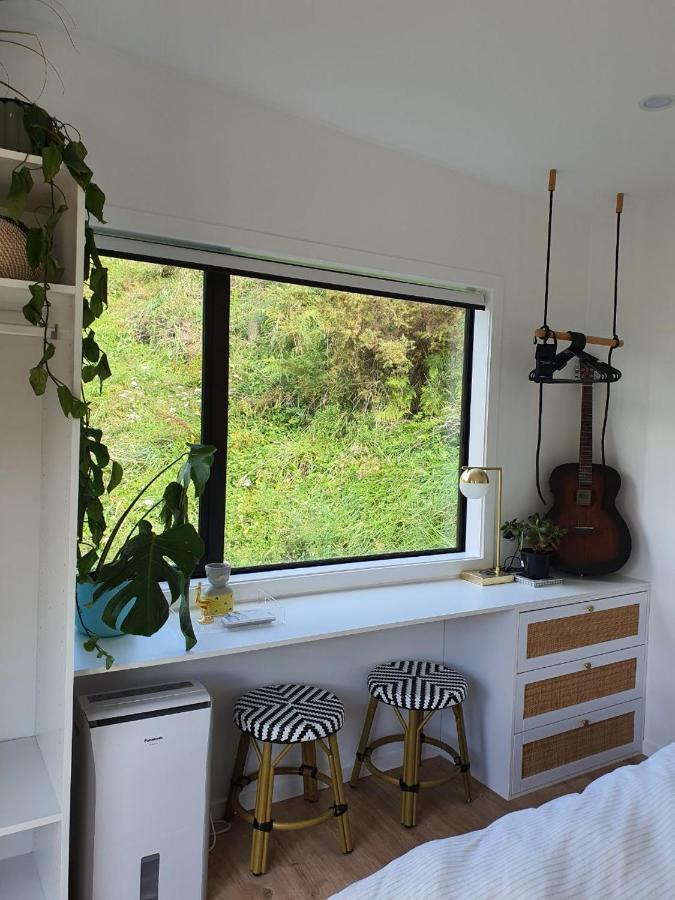 Tiny House With Greenhouse Dining Lower Hutt Exterior foto