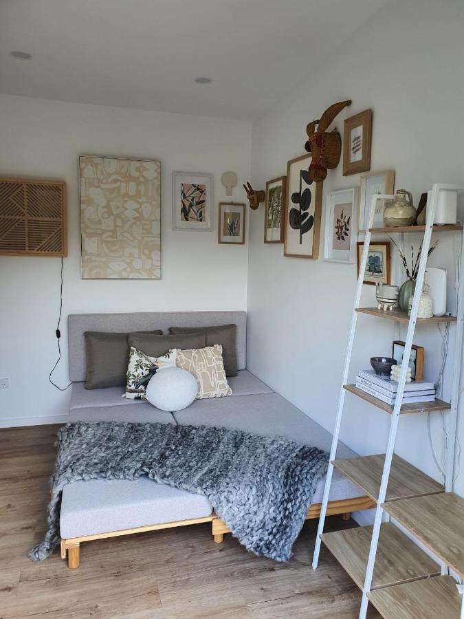 Tiny House With Greenhouse Dining Lower Hutt Exterior foto